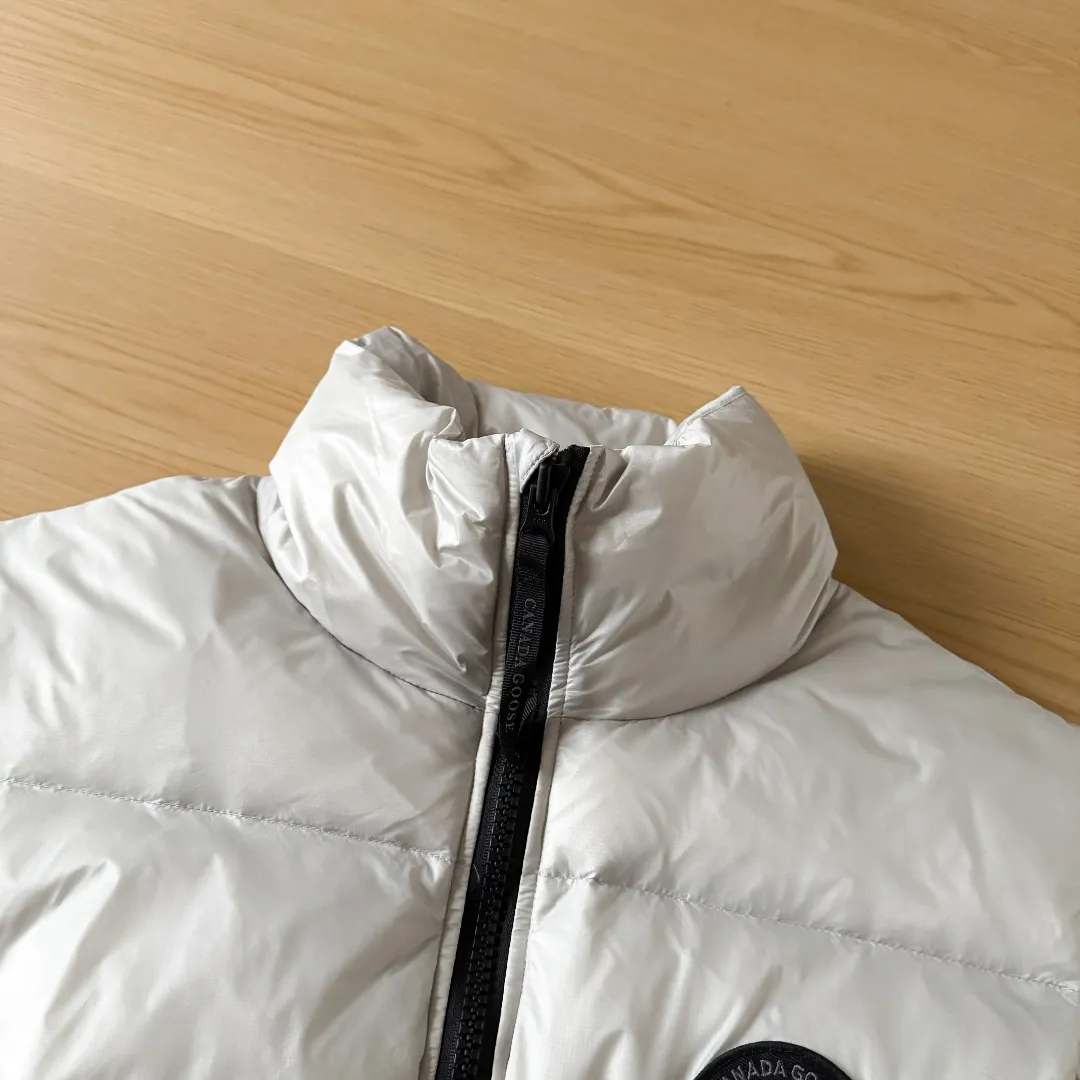 Style No.: Y 186 2257WB Puff Glossy Vest Canada Goose Black Label Cyess ffer Series Fitted Solid Color Glossy High Collar Sleeveless Windproof 2257mb Down R Water-repellent Treatment Winall Windproof Fabric Filled Down Volume Original Mold Details Production Upper Body Effect Beautiful Xiaohongshu Purchasing Platform Specializes in the Highest Version on the Market Sizes: XS S M L XL Color: Black Black Label Black Red Label Gray Red Label Gray Black Label